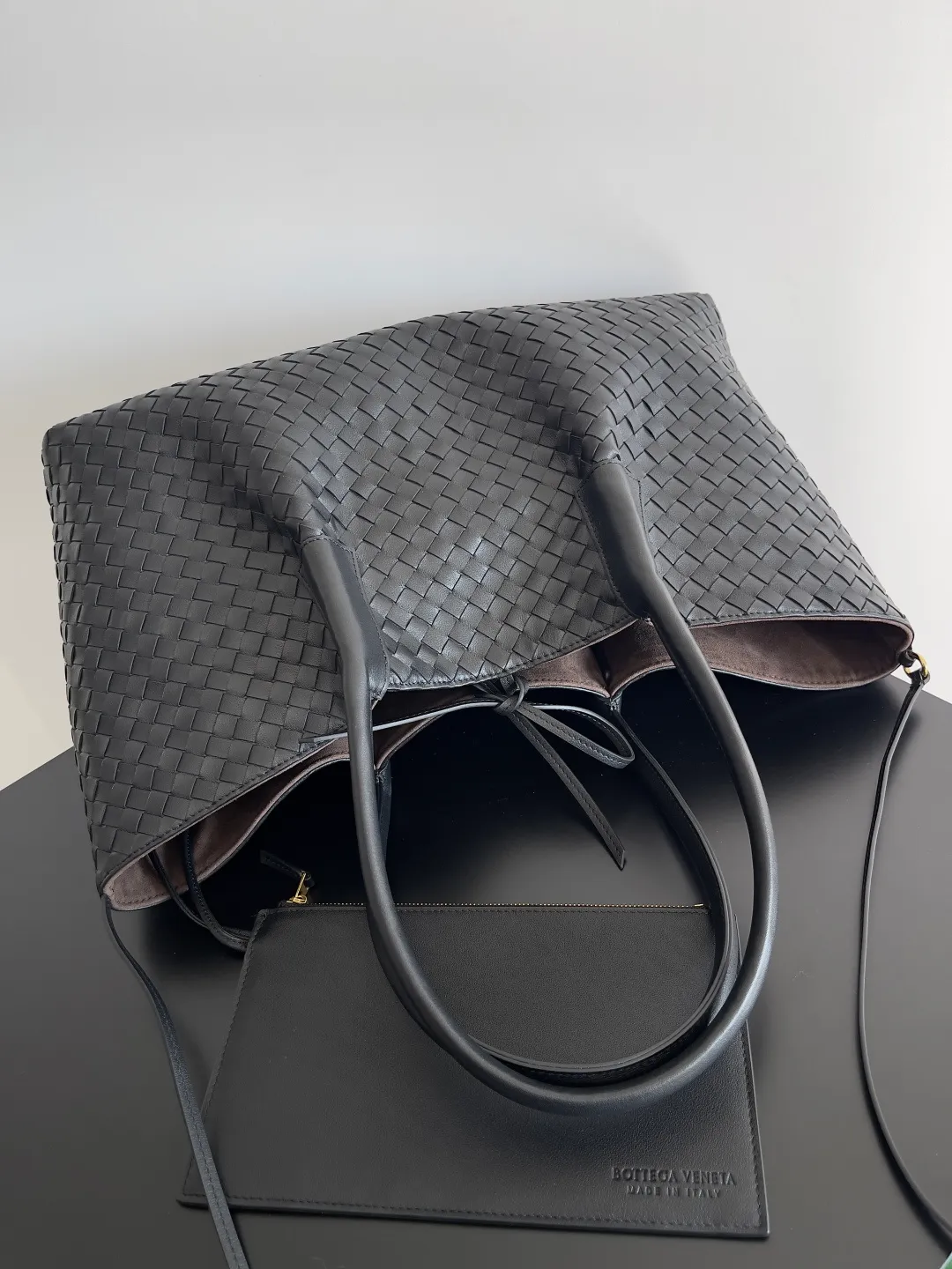 Batch 2660 Bottega Veneta 2025 new product PINACOTECA bag, iconic weaving process, skillfully crafted with 10mm Intrecciato process and equipped with suede lining. Four small strips of leather add character to the design and make the bag more stable. Relaxed yet sophisticated, casual yet refined, suede lining and double-sided design, suitable for shoulder and hand carry. The four straps can be adjusted into different shapes. One pack can be switched between two uses, easily integrating into your daily rhythm. Style number: 817166 Size: 43*23*17.5cm